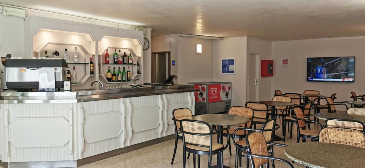 Hotel Cosmos Римини Экстерьер фото