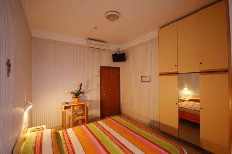 Hotel Cosmos Римини Экстерьер фото
